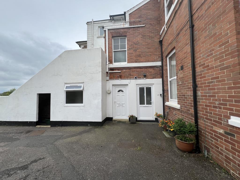 Lot: 91 - GROUND FLOOR FLAT FOR UPDATING - Highclyffe Flat 2 doorway to flat
